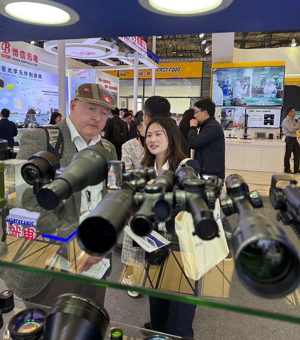 激埃特現場工作人員為參觀者講解3