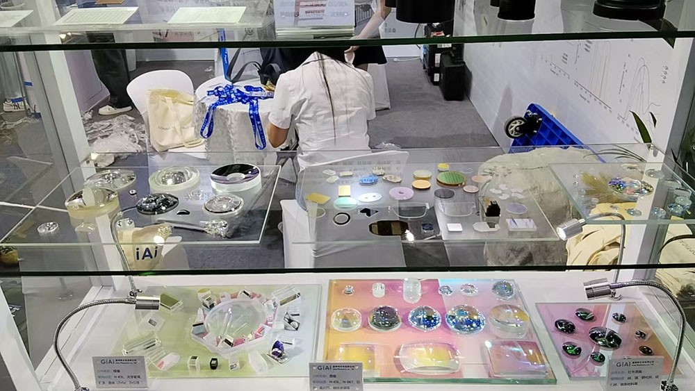 激埃特展區透鏡棱鏡展品