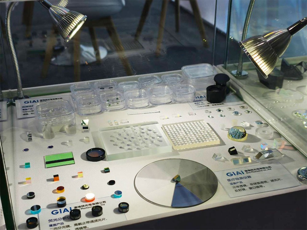 醫(yī)療檢測及熒光分析光學(xué)鏡片展示