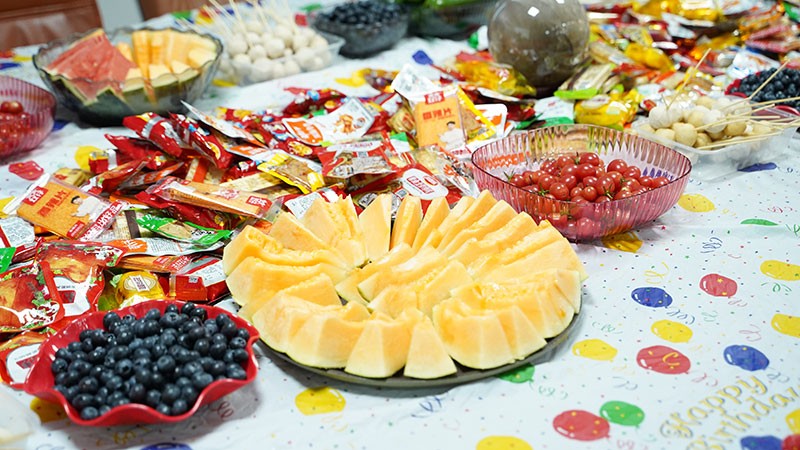 四月員工季度生日會(huì)現(xiàn)場(chǎng)水果零食